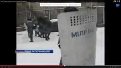 Беркутовец умышленно разбивает камеру оператору дубинкой. ВИДЕО Беркутовец умышленно разбивает камеру оператору дубинкой. ВИДЕО