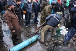 Активисты Евромайдана соорудили воздушную пушку. ФОТОрепортаж Активисты Евромайдана соорудили воздушную пушку. ФОТОрепортаж