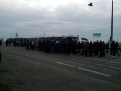 Активисты Полтавщины поймали на дороге три автобуса вооруженных палками титушек из Донецка Активисты Полтавщины поймали на дороге три автобуса вооруженных палками титушек из Донецка