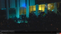 00:00 Протестующие берут штурмом Украинский дом Протестующие берут штурмом Украинский дом