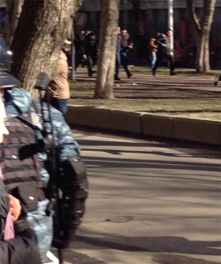 Беркут с ружьями и титушки с металлическими трубами пошли в наступление. ФОТО Беркут с ружьями и титушки с металлическими трубами пошли в наступление. ФОТО