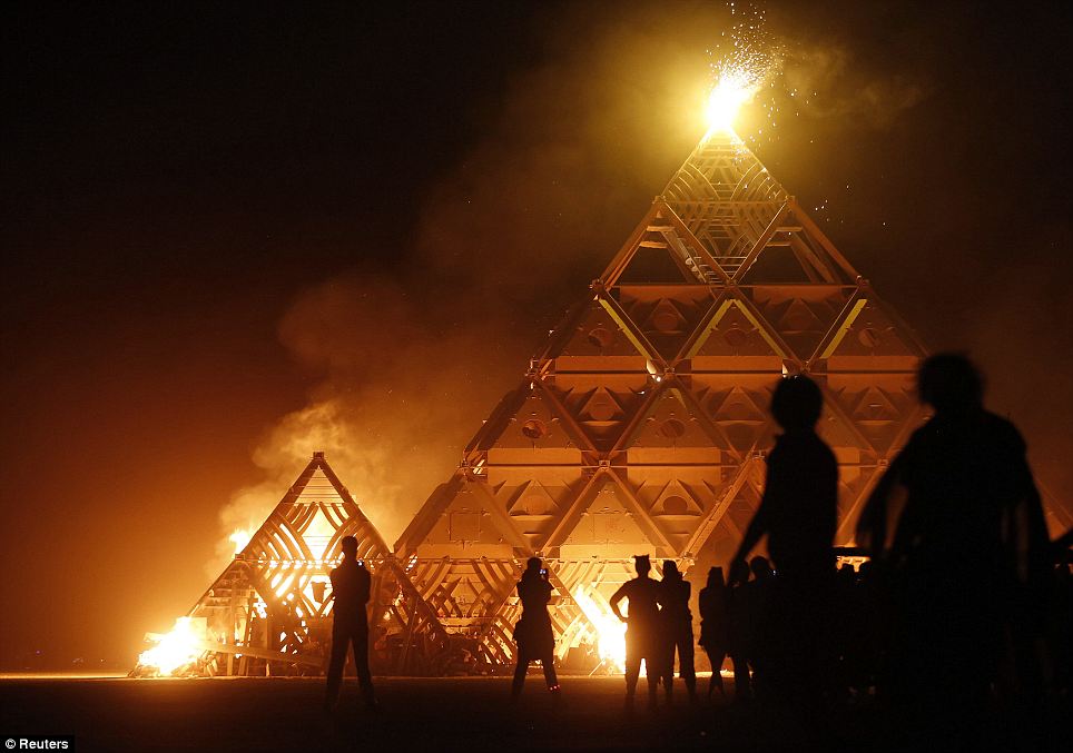 Лучшие снимки и видео людей и инсталляций на Burning Man 2016