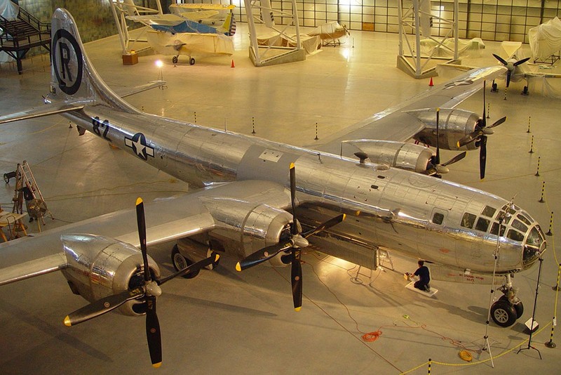 Enola Gay (Boeing B-29 самолет-бомбардировщик, который сбросил первую атомную бомбу на Хиросиму) - Фото из кабин разной техники